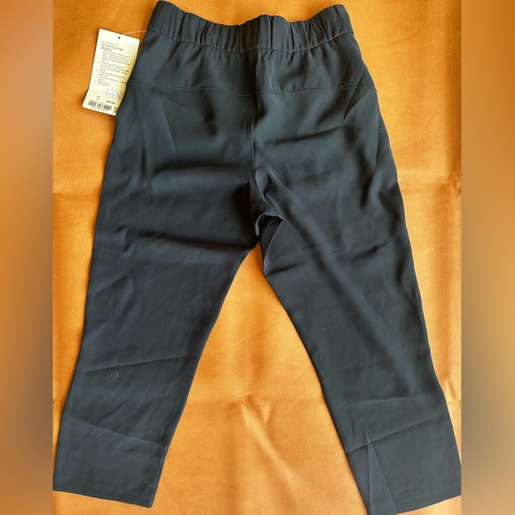 Lululemon On The Fly Crop *Woven 23" True Navy  - size 4 - Picture 8 of 10